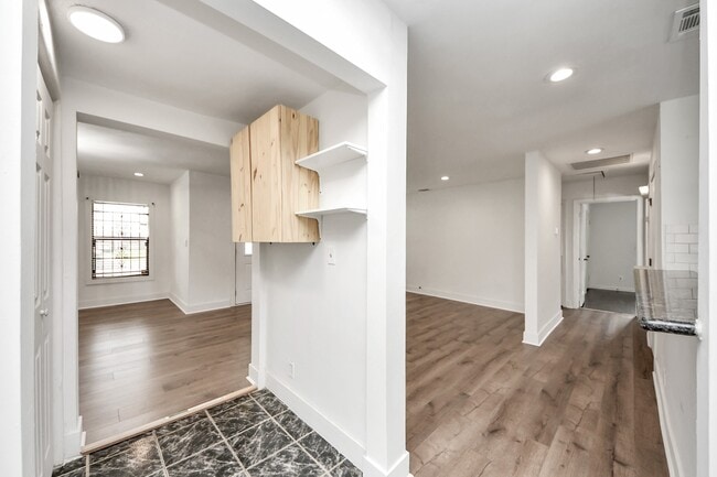 Building Photo - 7722 Elm St