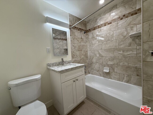 Building Photo - 2400 Vanderbilt Ln