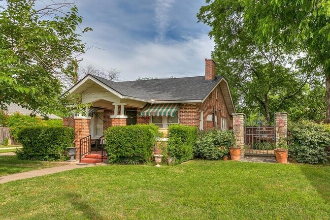Primary Photo - 1215 Colorado Ave