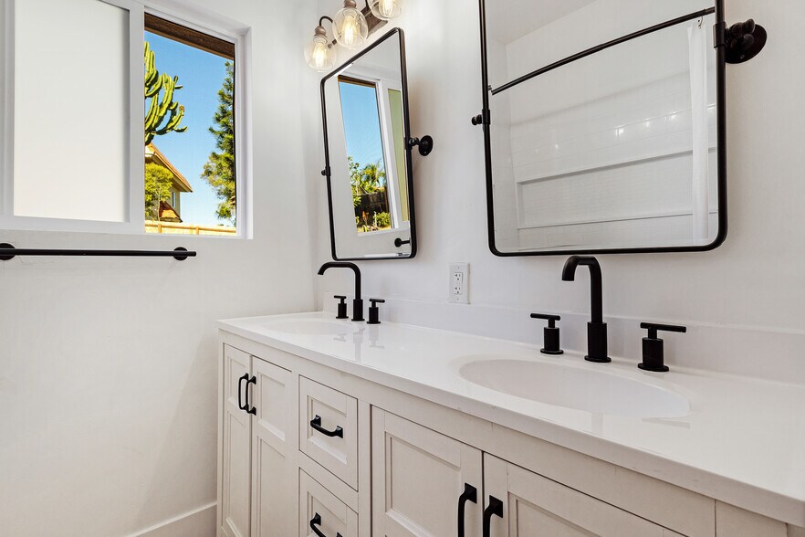 Building Photo - 205 Plymouth Dr