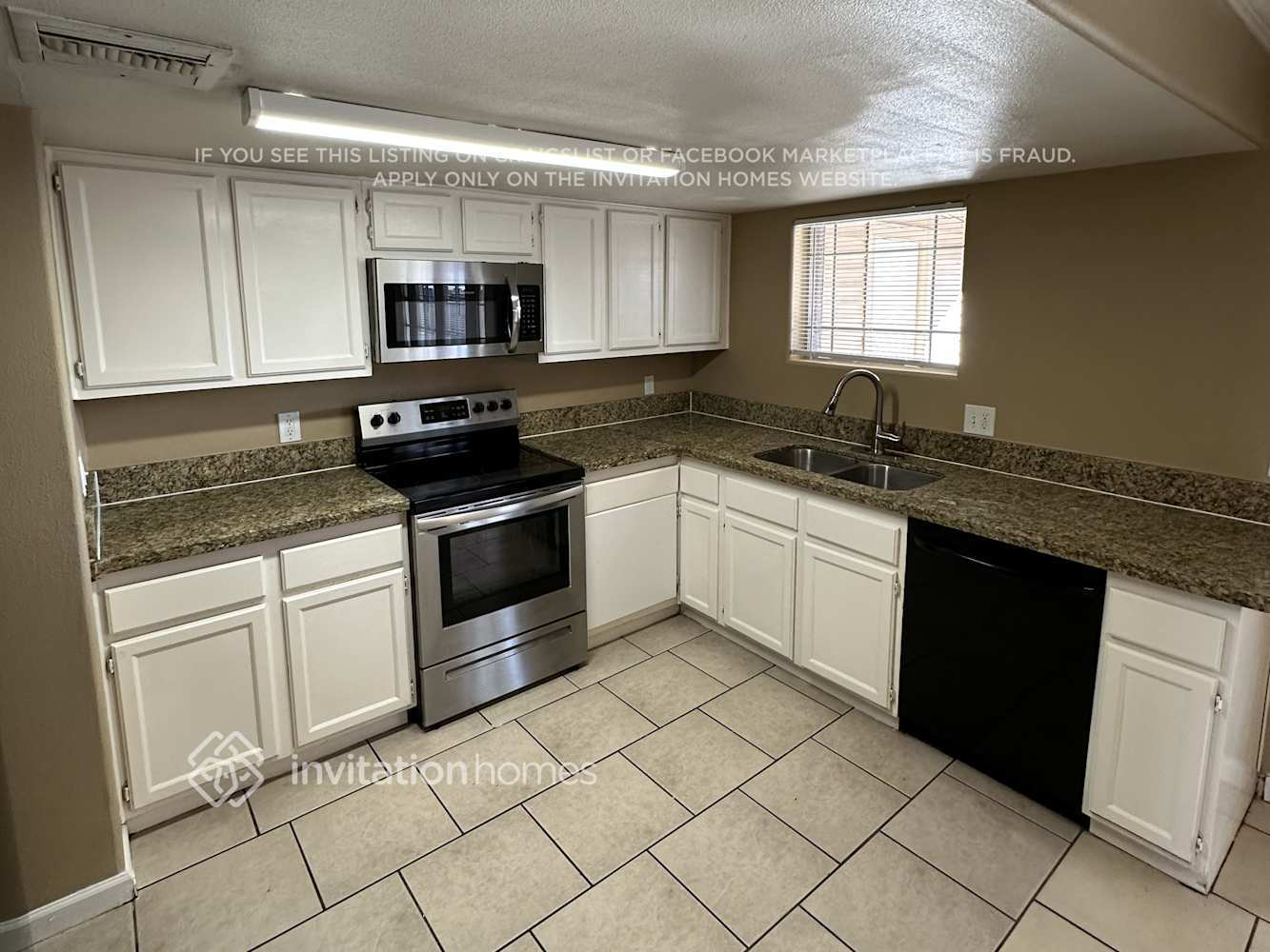 Building Photo - 3433 W Paradise Dr