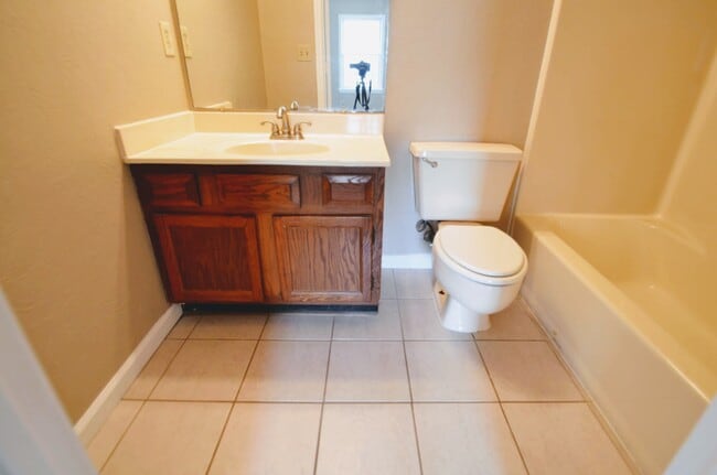 Building Photo - 1308 Poplar Pointe