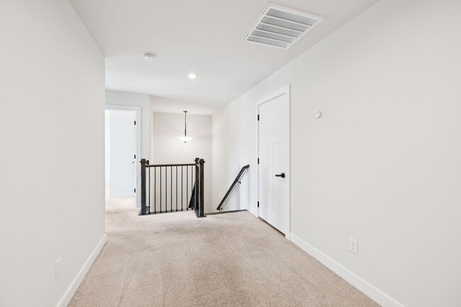 Building Photo - 5BR/3.5BA home offers stylish and function...