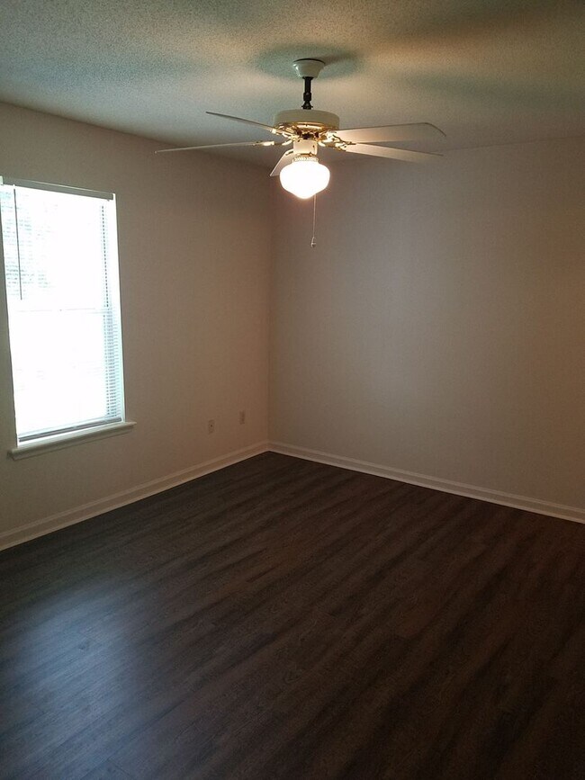 Building Photo - 6126 Vinnie Dr