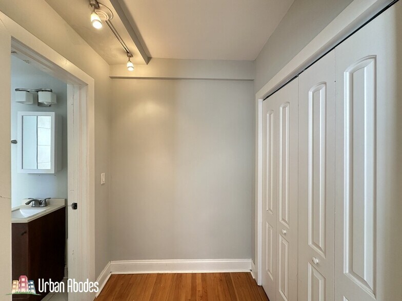 Building Photo - 623 W Patterson Ave