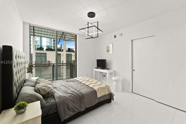 Building Photo - 6000 Collins Ave