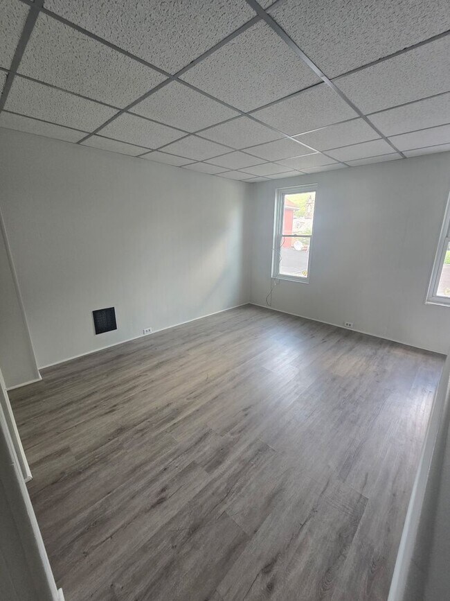 Building Photo - 827 N 10th St