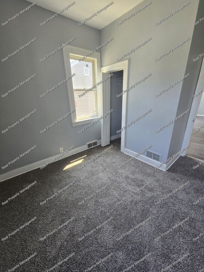 Building Photo - Two Bedroom Main Floor Apartment