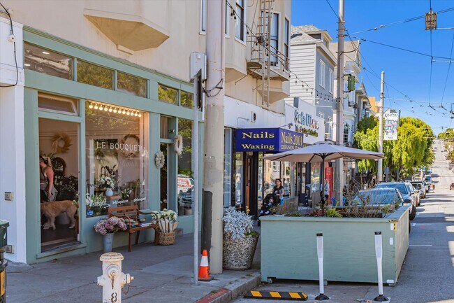 Building Photo - Union Street - Spacious & Bright Top Floor, Corner Unit