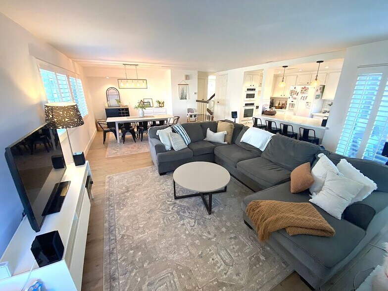 Building Photo - 2805 Unicornio St