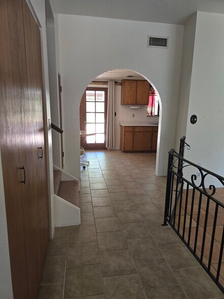 Building Photo - 330 Fairway Oaks Dr