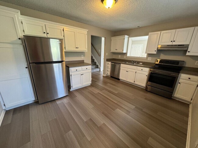 Building Photo - Coming Soon! Spacious 3-Bed Duplex with Garage