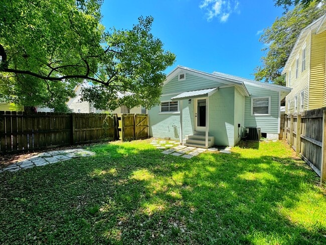 Building Photo - Newly remodeled Licolnville cottage in historic downtown St. Augustine