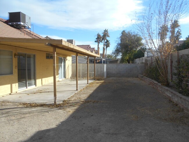 Building Photo - 1 story SFR with 3 bedrooms, 2 bathrooms a...