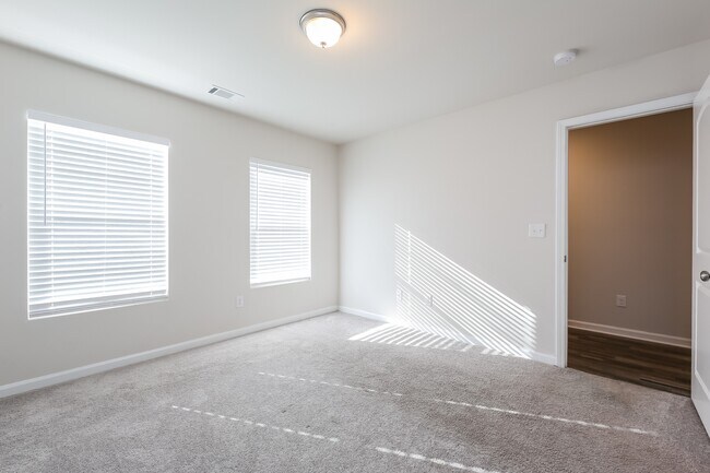 Building Photo - 121 Colonial Walk