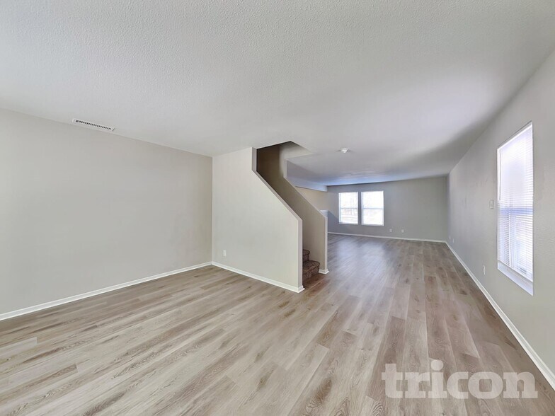 Building Photo - 1405 Bluestem Dr