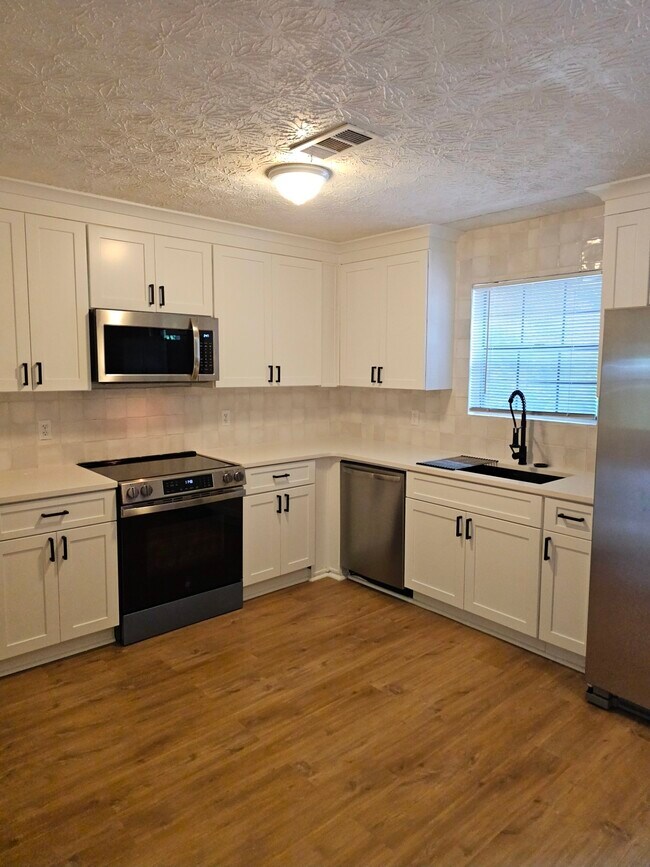 Building Photo - 490 S Jeff Davis Dr