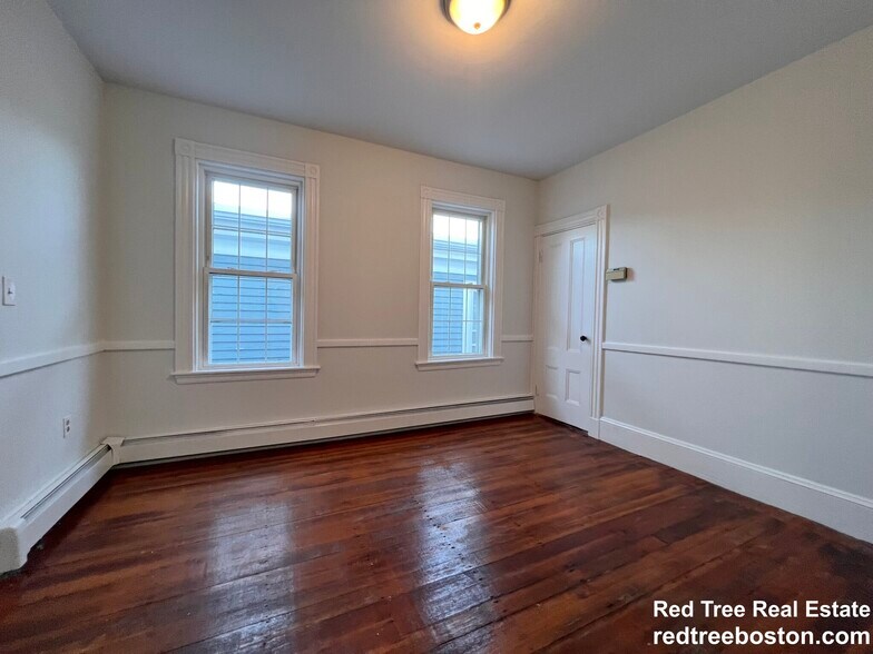 Building Photo - 401 E 7th St