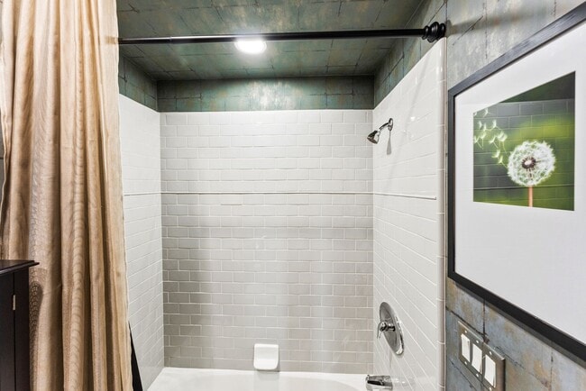 Building Photo - MOVE IN READY  Fully Furnished **Gorgeous ...