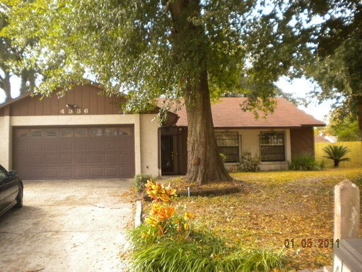Primary Photo - Charming 3/2 Home with Fireplace and 2-Car...