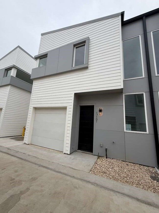 Building Photo - 2000 Riverside Farms Rd