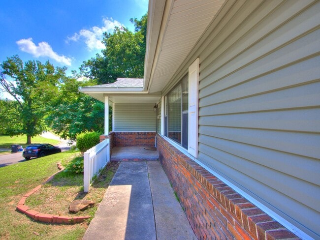 Building Photo - 3 Bedroom 1 Bath Home w/ 2 car garage in Shawnee