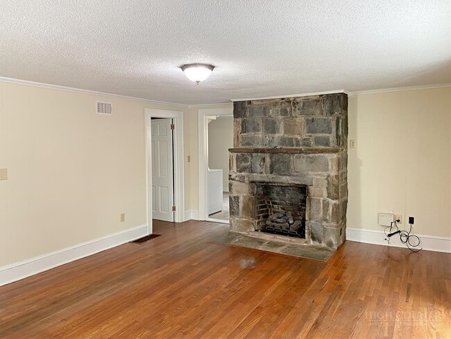 Building Photo - 807 Mt Jefferson Rd