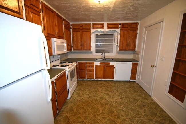Building Photo - Huge Two Story Home