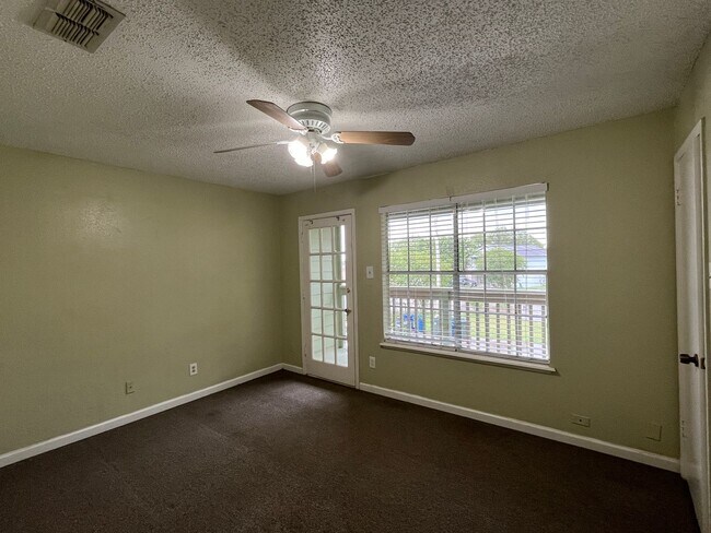 Building Photo - Southside Townhome