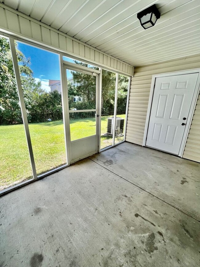 Building Photo - UPDATED Townhome in The GABLES!