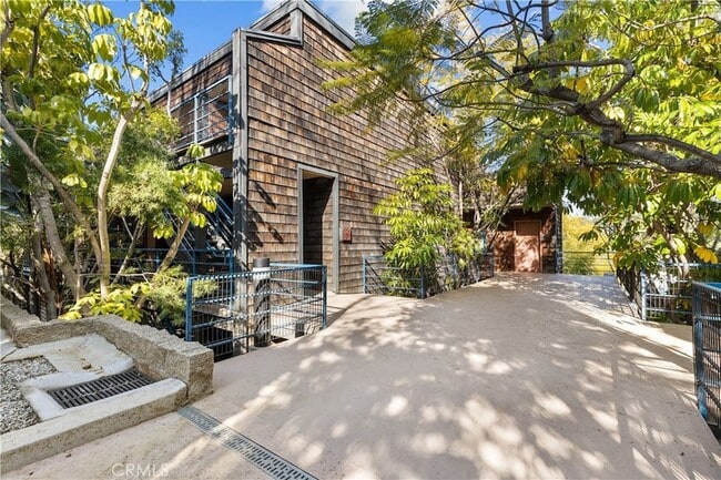 Building Photo - 3880 Fredonia Dr