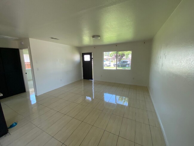Building Photo - Cozy Home for rent in Tulare
