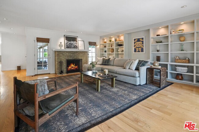 Building Photo - 215 S Medio Dr