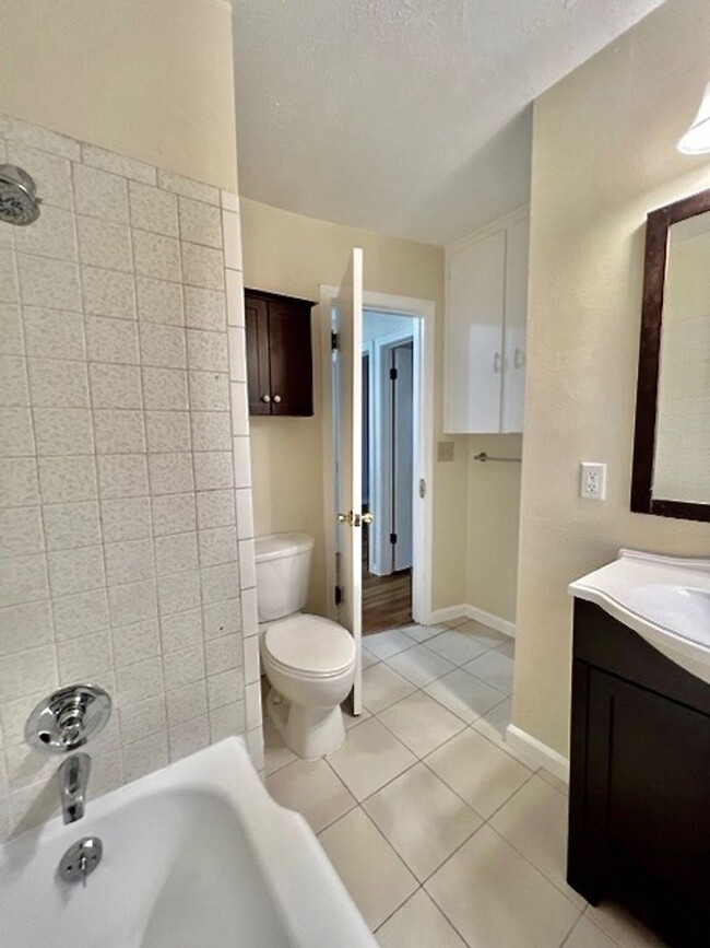 Building Photo - ADORABLE TWO BED IN HILLSIDE NEIGHBORHOOD!