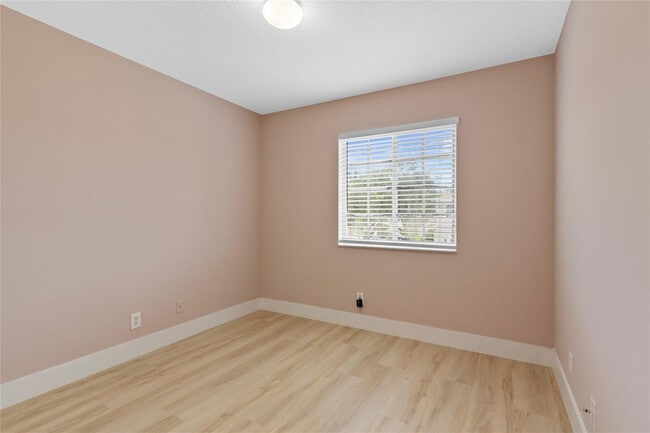 Building Photo - 1186 SW 44th Ave