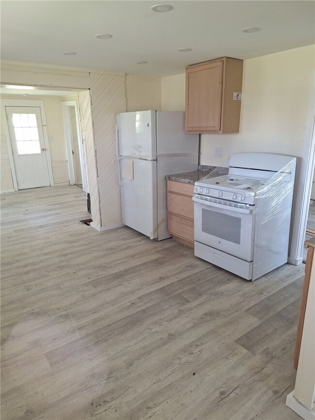 Building Photo - 40 Oak St