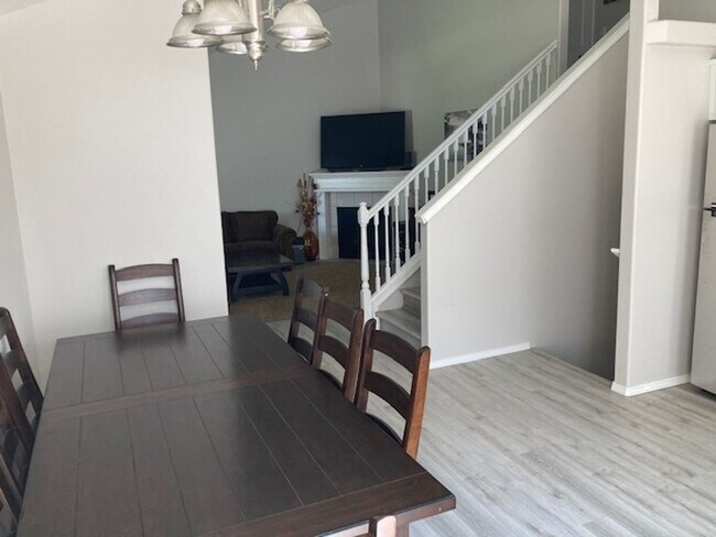 Building Photo - Lovely tri-level 4 bedroom 2 bath home in the Woodbridge Community of Post Falls!