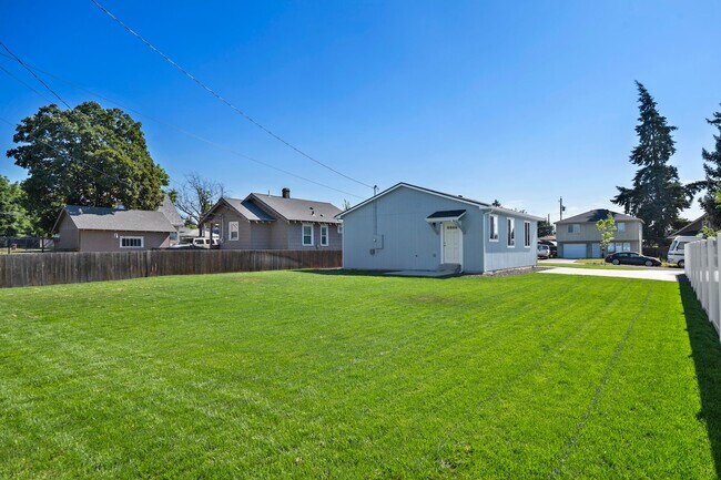 Building Photo - NEWLY RENOVATED 2 BEDROOM HOME.