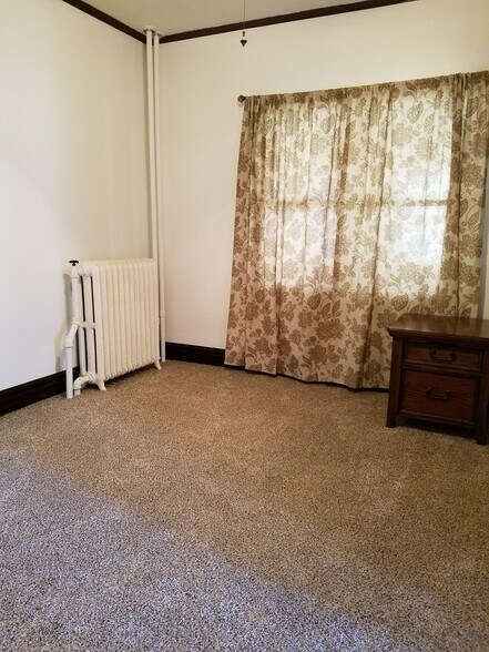 Main level bedroom - 556 Rose Ave E