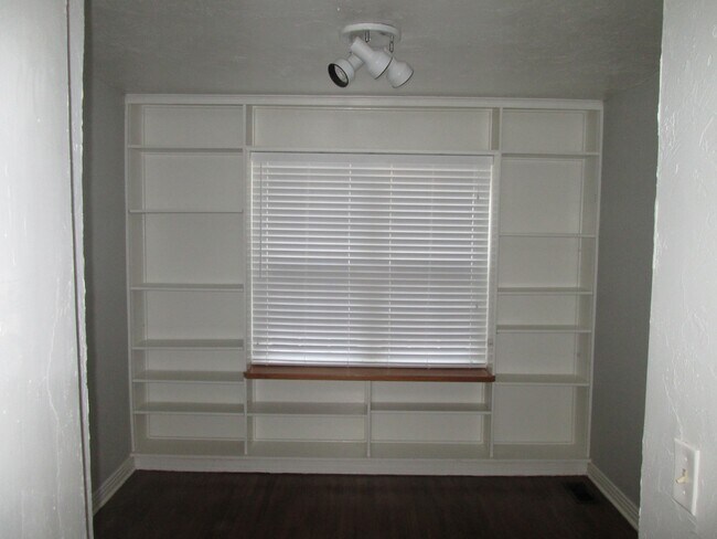 Building Photo - PRELEASING Early Aug 2026 -(3) Bed/(1) Bath Close to Campus! Pet Negotiable!