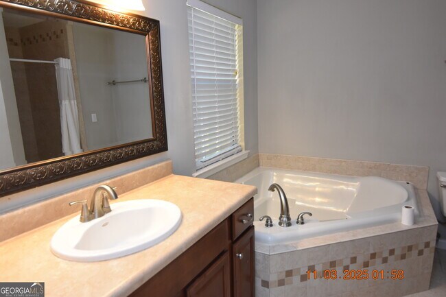 Building Photo - 202 Hallowes Dr S