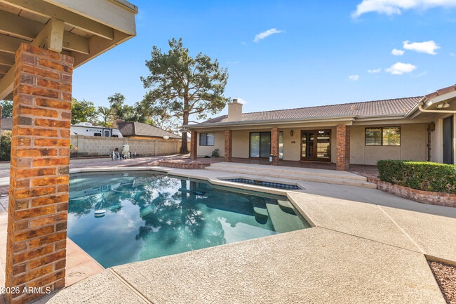 Building Photo - 1306 E La Vieve Ln