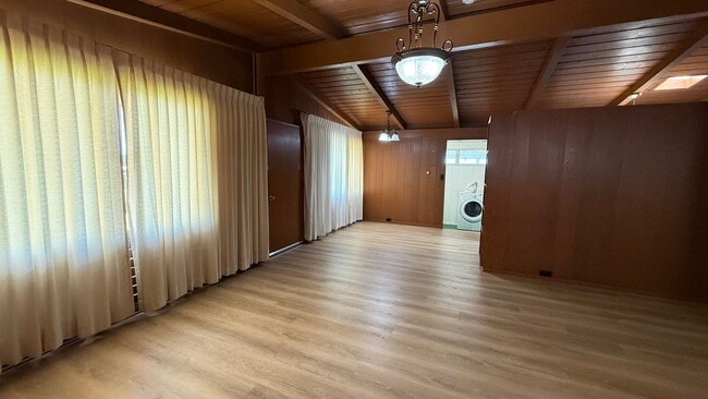 Building Photo - 3 Bed 1.5 Bath in the Beautiful Palisades