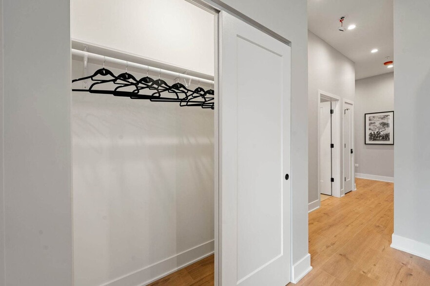 Building Photo - 6044 N Winthrop Ave