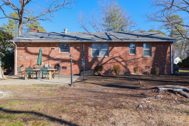 Building Photo - Welcome Home to Pinedale Farms in Westend!