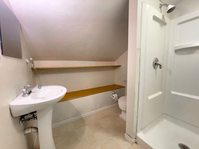 Building Photo - PRELEASING for AUGUST! Close to Campus