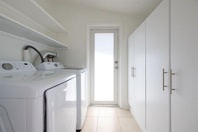 Building Photo - 930 Orange Isle