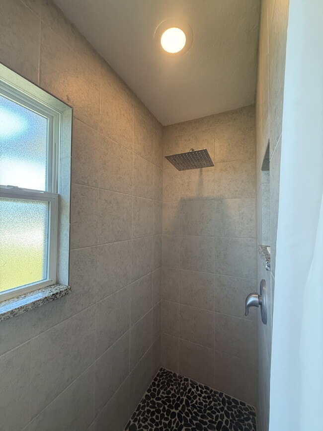 Building Photo - Beautiful and Spacious 3/2 with Separate Entrance 1/1 In-Law Suite, RV Parking