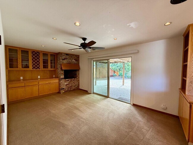 Building Photo - THREE BED / TWO BATH SINGLE LEVEL TERRA LINDA HOME WITH FAMILY ROOM AND A/C