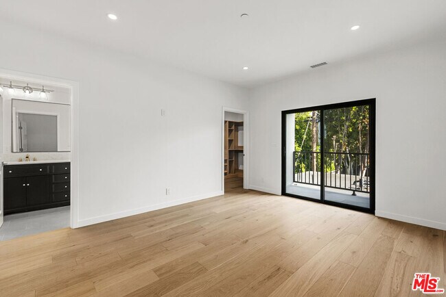 Building Photo - 824 N Orange Grove Ave